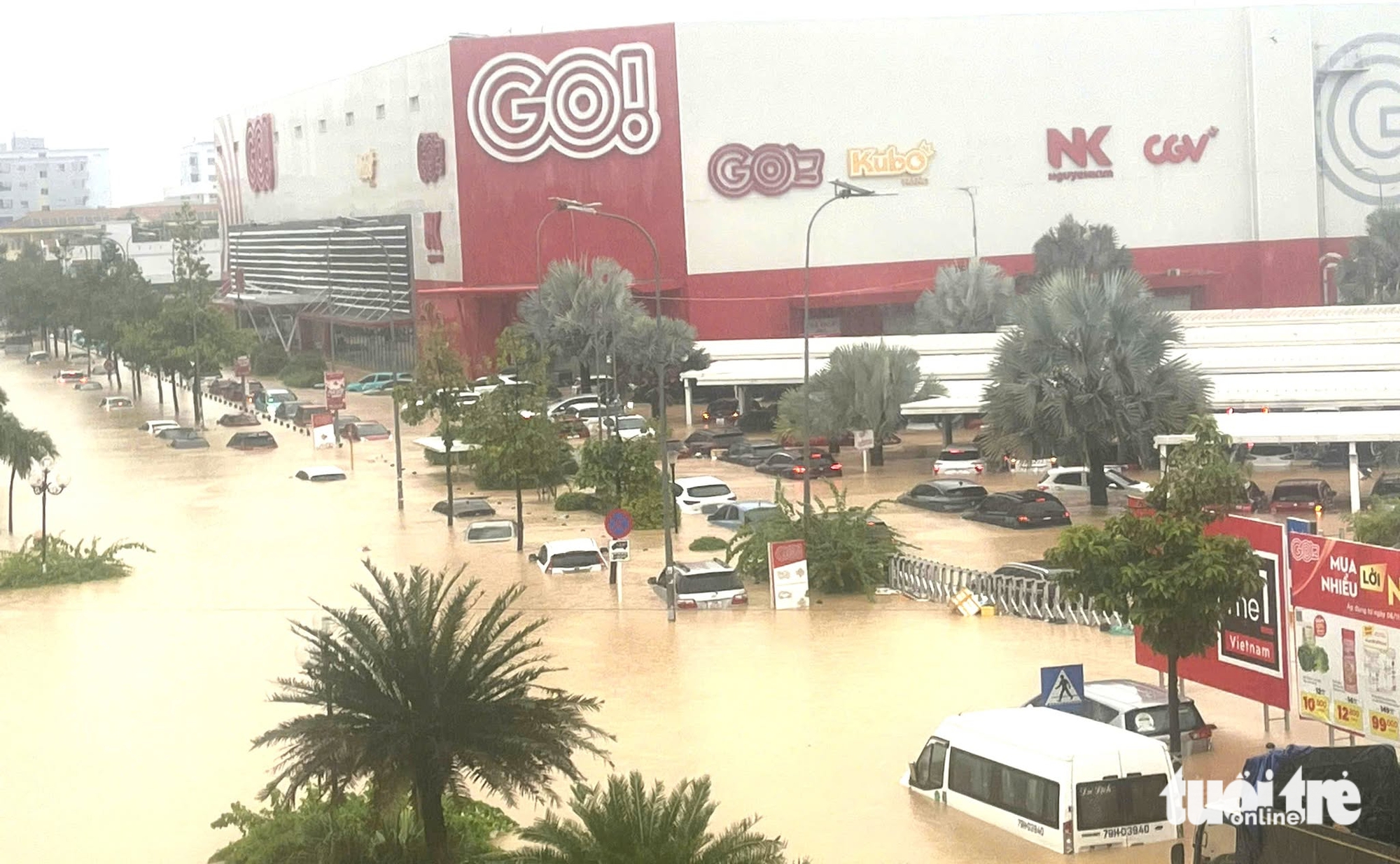 Lũ lụt miền Trung khiến ít nhất 50 người chết, mất tích - Ảnh 1. Phú Yên lại mưa như trút, cứu hộ xuyên đêm cứu người trong lũ dữ - Ảnh 4.