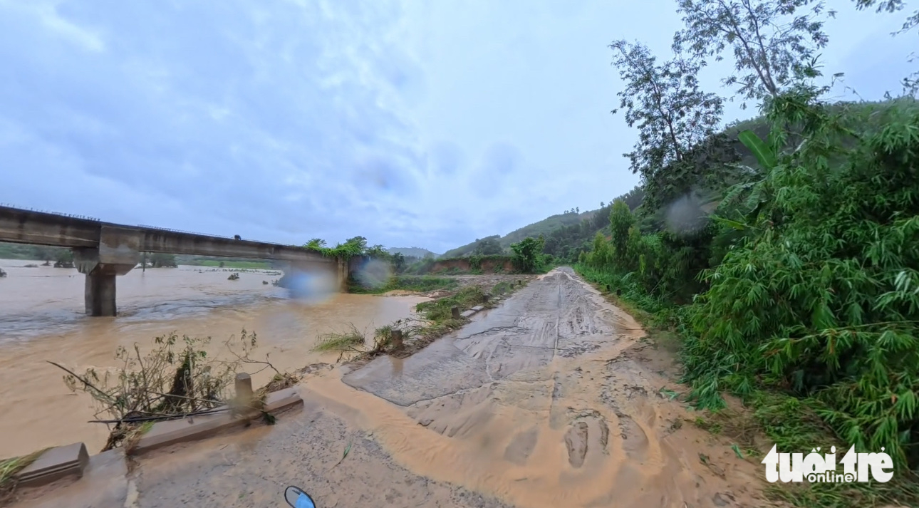 Lũ lụt, sạt lở khiến hàng loạt tuyến đường ở Đắk Lắk ách tắc- Ảnh 1.