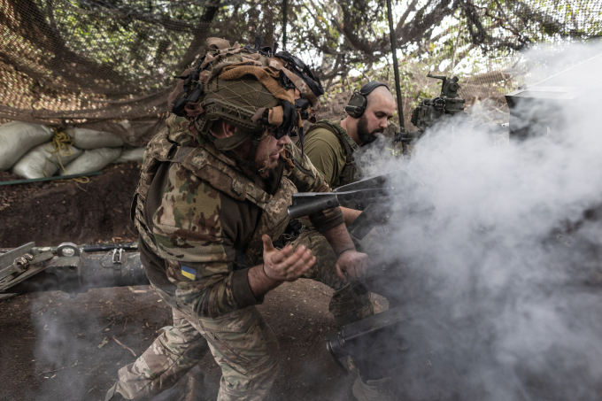 Binh sĩ Ukraine khai hỏa hướng về phía thành phố Pokrovsk, vùng Donetsk, hồi tháng 9. Ảnh: AFP