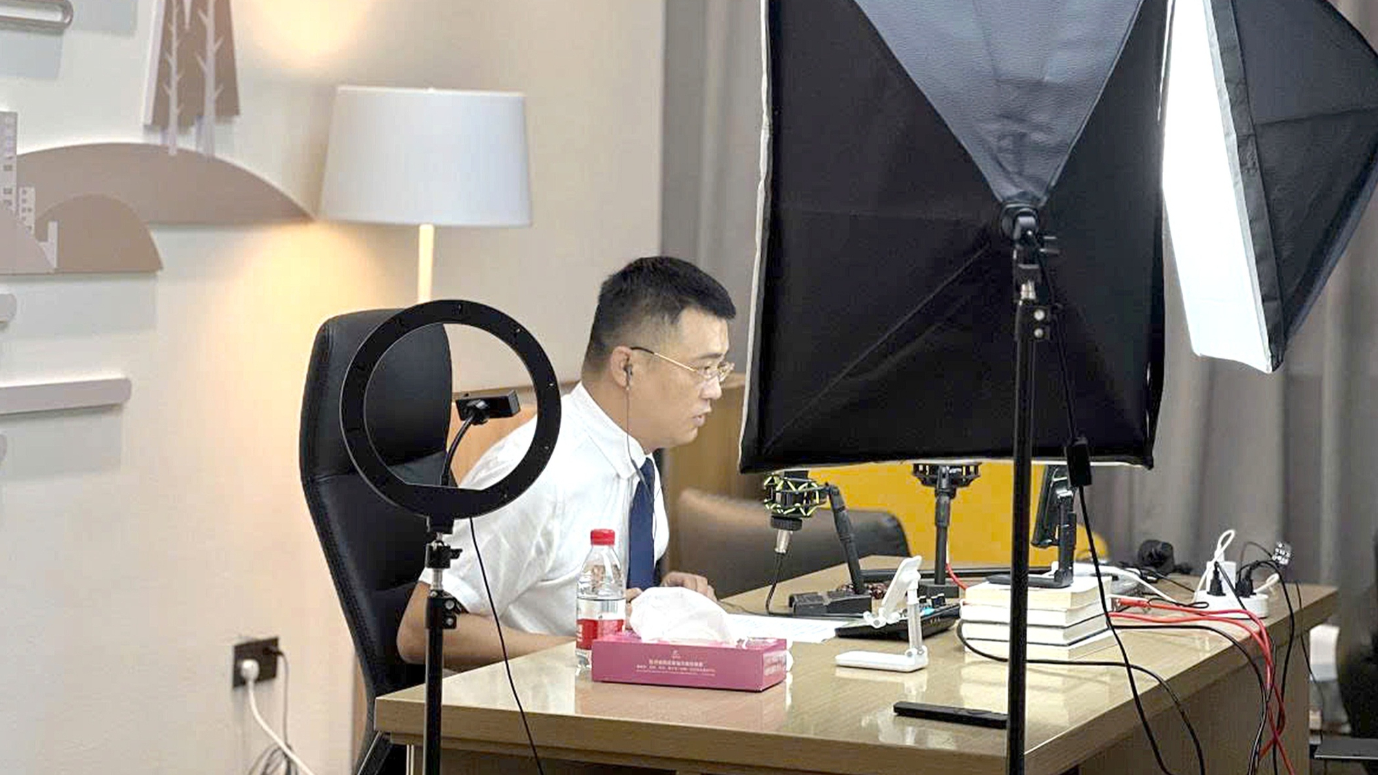 Luật sư Trung Quốc rầm rộ kéo lên nền tảng số, lừa đảo cũng có 1 luật sư - Ảnh 1.