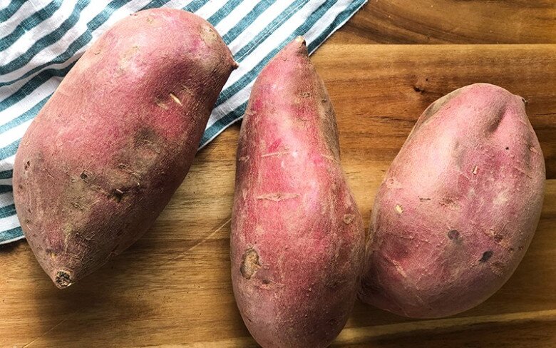 Luộc khoai lang nhất định phải cho thìa này, củ nào củ nấy bở tung, thơm nức, bùi ngon ăn thật đã - 1