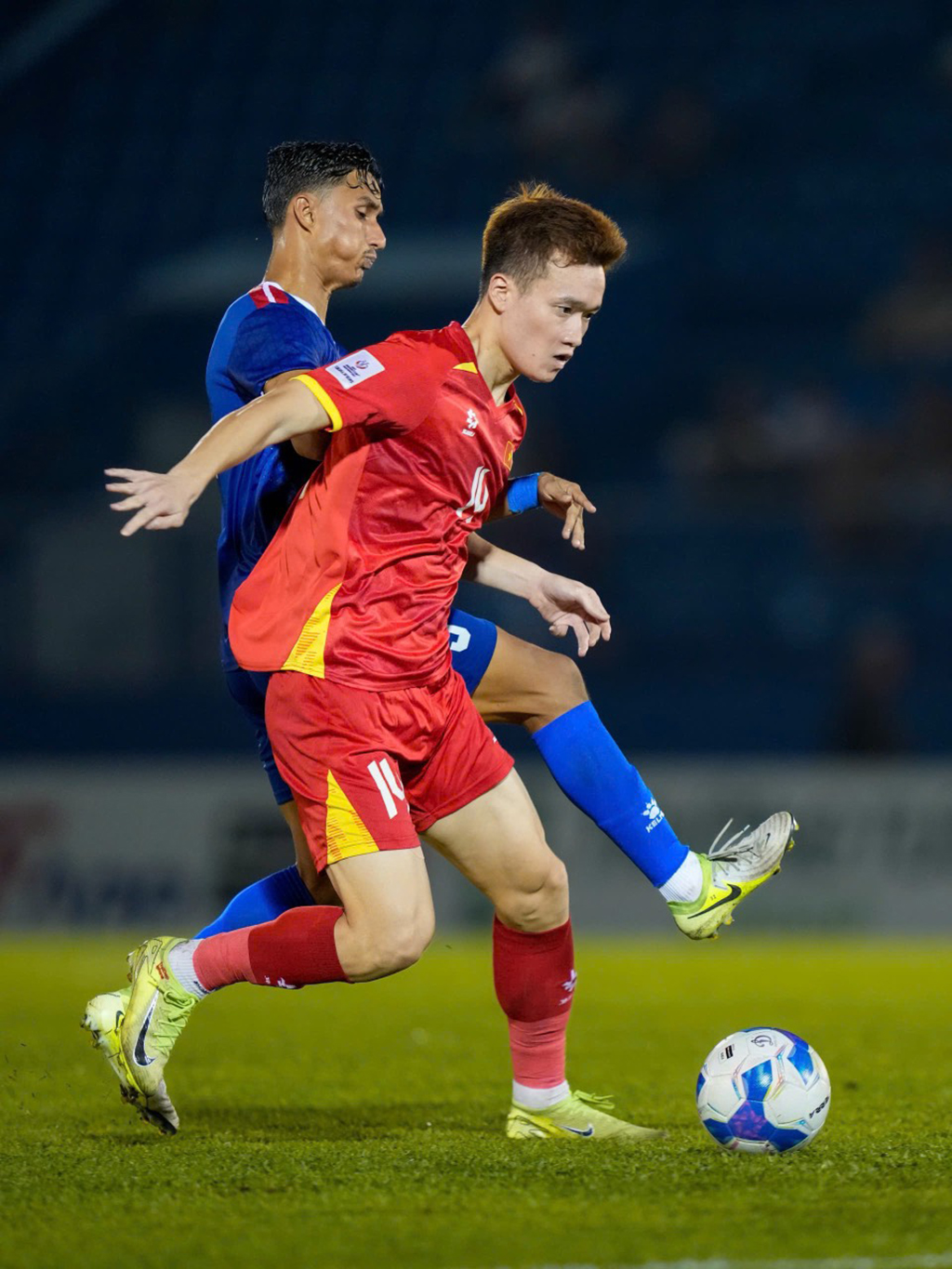 Hoàng Đức tỏa sáng giúp đội tuyển VN hướng tới chiến thắng trước Nepal - Ảnh 1.