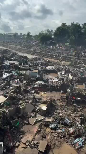 Người dân Philippines chật vật trong nước lũ