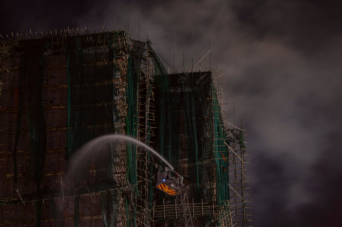 Lực lượng cứu hỏa phun nước trong vụ cháy cụm chung cư Wang Fuk Court ở Hong Kong ngày 27/11. Ảnh: AP