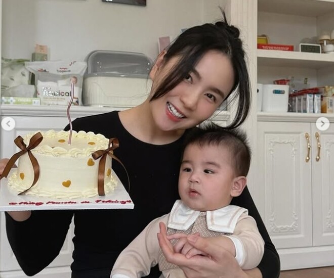 Mai Ngọc cùng con trai đang ở quê nội ở Bắc Ninh.