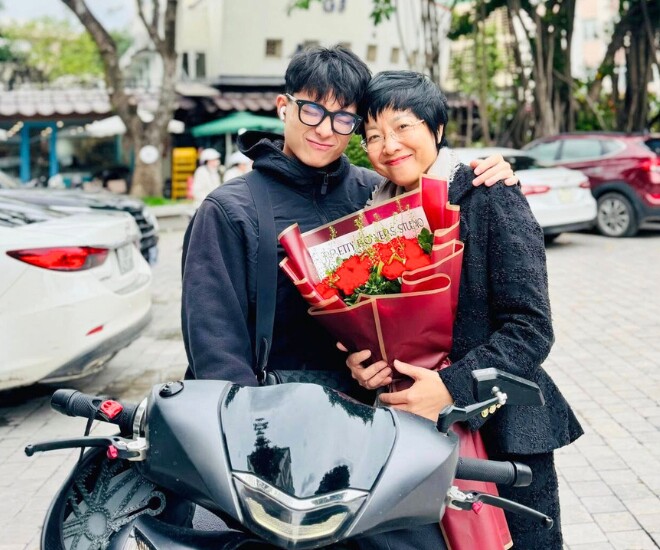 Thảo Vân được con trai tặng hoa trong ngày 20/11.