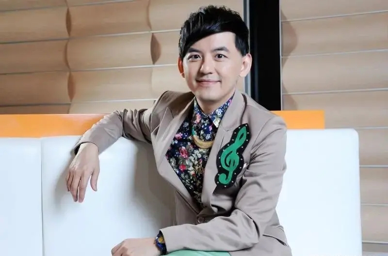 MC quốc dân tàng trữ hàng ngàn clip và ảnh khiêu dâm trẻ em, nhận bản án gây phẫn nộ- Ảnh 1.