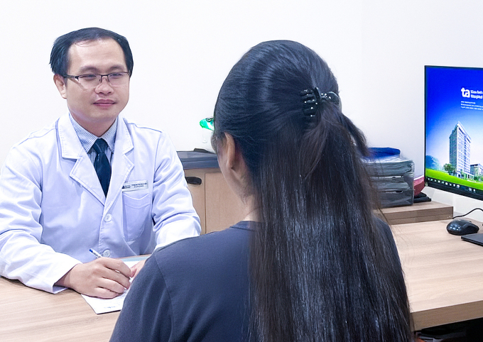 Bác sĩ Tân tư vấn quá trình điều trị cho chị Mai. Ảnh: Bệnh viện Đa khoa Tâm Anh