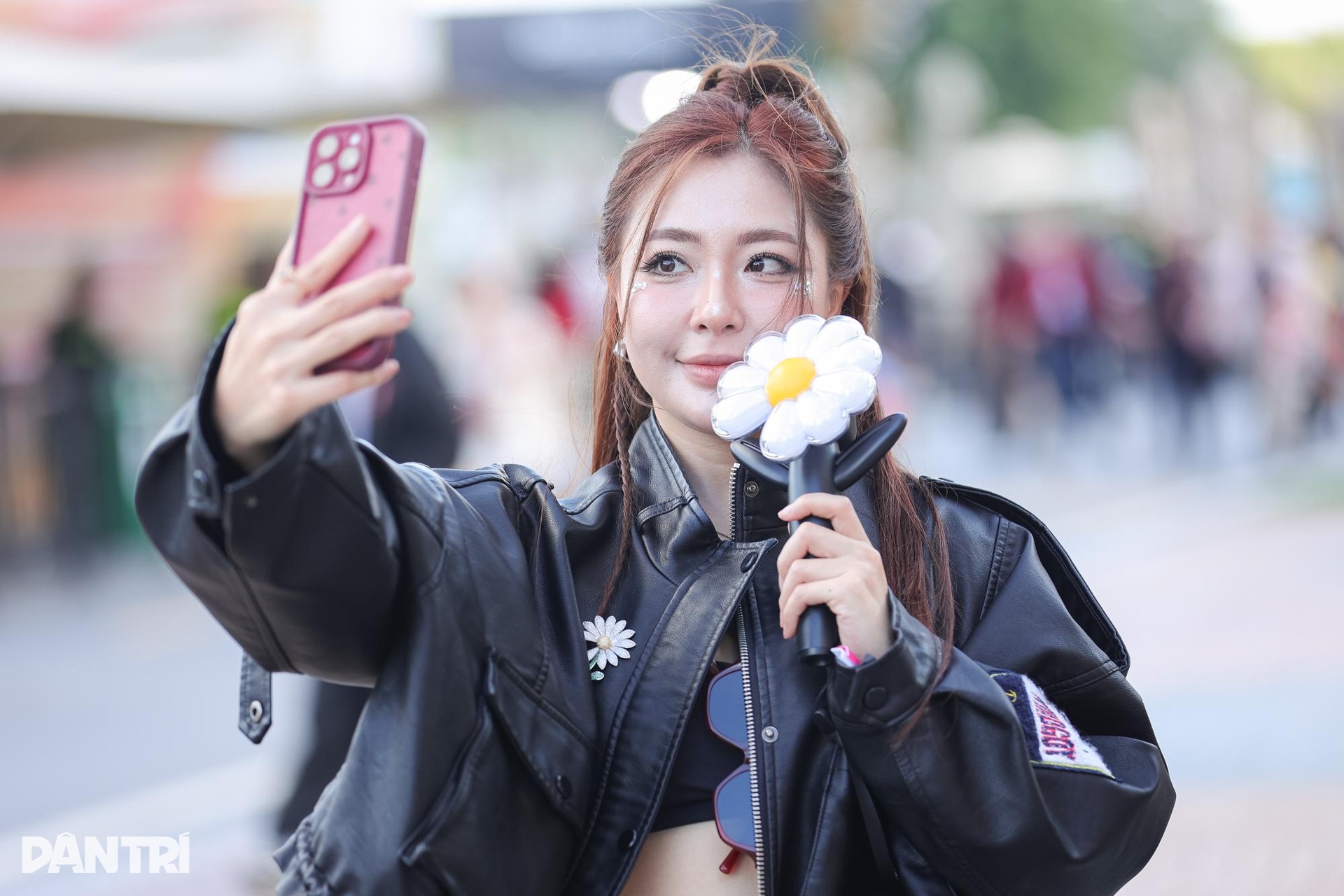 Mặc váy da màu đỏ quyến rũ như fan nữ của G-Dragon đầu mùa Thu - Đông - 3