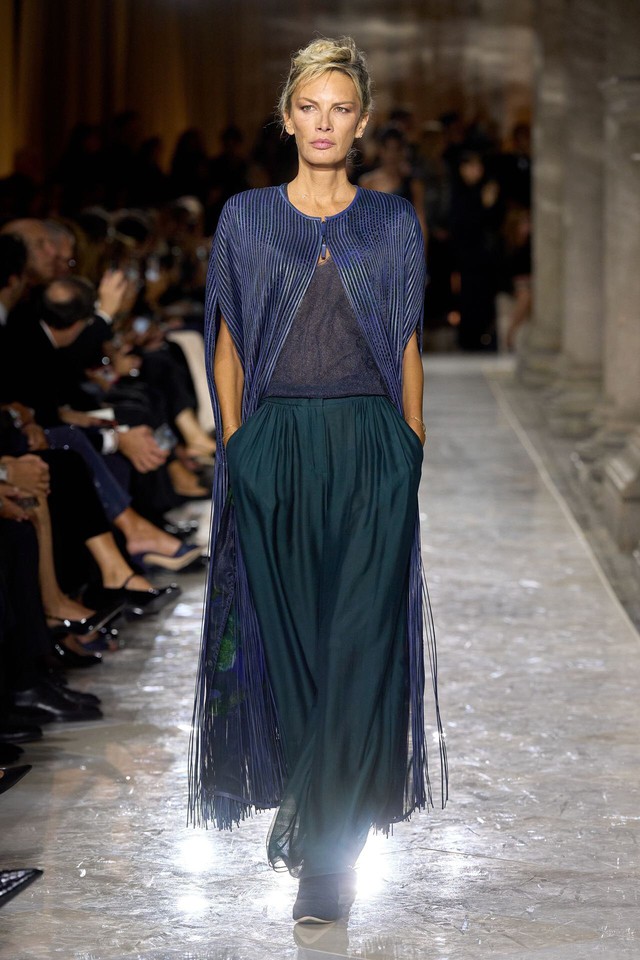 Mách nàng cách chọn màu sắc, phom dáng trang phục 'bất bại' mùa thu đông - Ảnh 1.