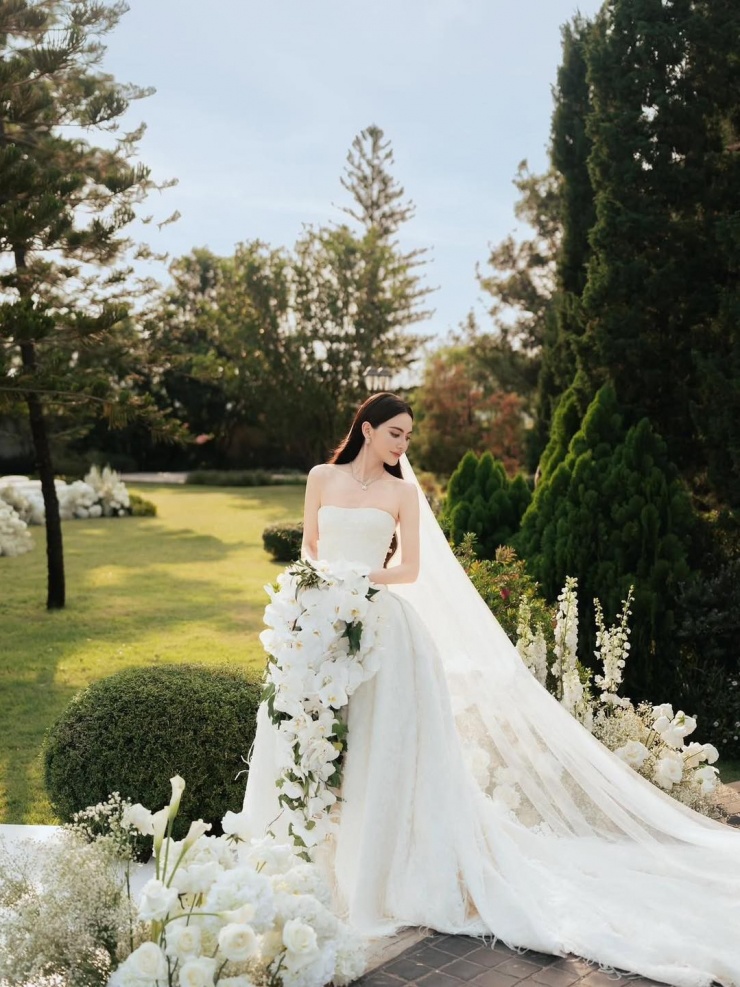 Mẫu váy độc bản được nhà mốt Gucci làm riêng theo số đo và tỷ lệ cơ thể của đại sứ thương hiệu Davika.