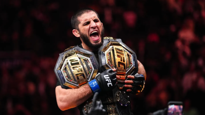 Islam Makhachev ăn mừng cùng hai đai vô địch UFC. Ảnh: Zuffa LLC