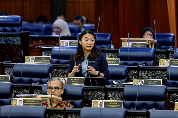 Bộ trưởng Bộ Thanh niên và Thể thao Malaysia Hannah Yeoh (giữa) phát biểu tại Quốc hội Malaysia vào tháng 10/2025. Ảnh: Bernama