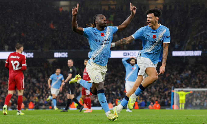 Jeremy Doku mừng bàn thắng ấn định tỷ số 3-0 cho Man City trước Liverpool trên sân Etihad, thành phố Manchester, Vương quốc Anh, vòng 11 Ngoại hạng Anh tối 9/11/2025. Ảnh: Guardian