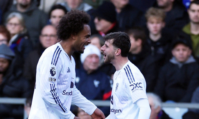 Zirkzee (trái) và Mount mừng bàn thắng cho Man Utd trước Crystal Palace trên sân Selhurst Park, thành phố London, Vương quốc Anh, vòng 13 Ngoại hạng Anh ngày 30/11/2025. Ảnh: Reuters