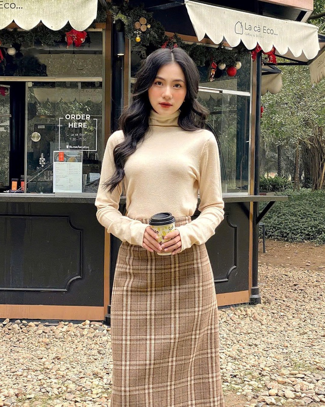 Mảnh ghép cho mùa đông ấm áp là bản phối với áo len cổ lọ- Ảnh 1.