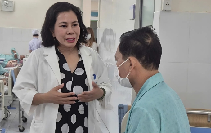 Bác sĩ Thùy tư vấn cho bệnh nhân. Ảnh: Lê Phương