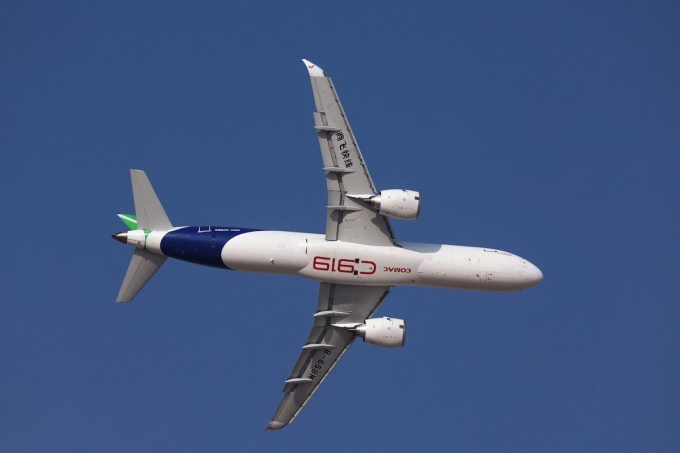 C919 bay triển lãm tại Dubai Airshow hôm 17/11. Ảnh: Reuters