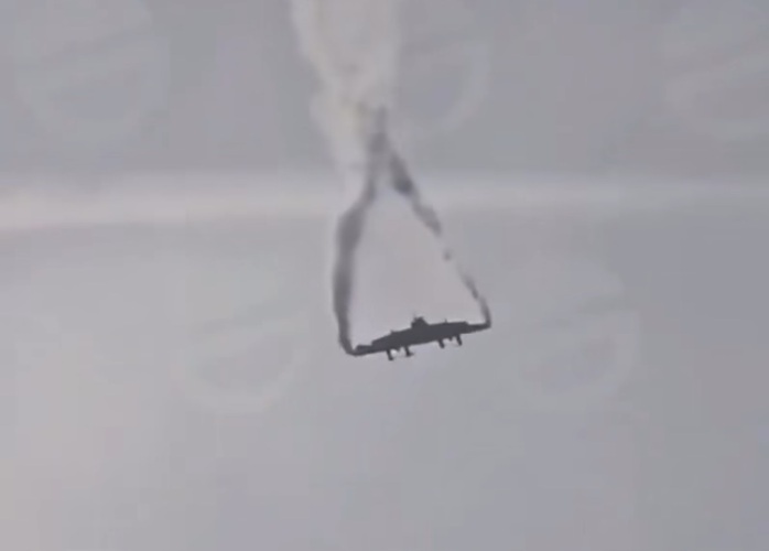 Máy bay quân sự Thổ Nhĩ Kỳ vỡ tan giữa không trung - Ảnh 1.