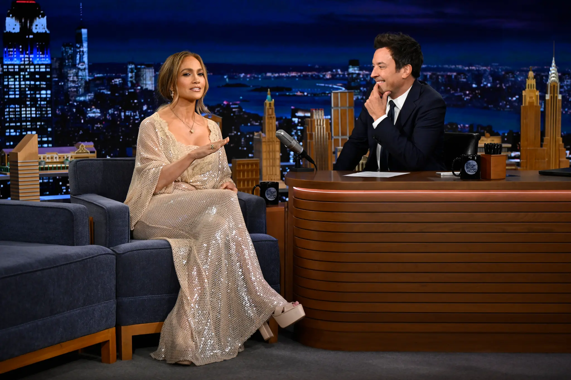 Nữ diva hạng A thế giới lên tiếng vụ rớt váy: May là tôi có mặc đồ lót, chứ bình thường...- Ảnh 1.