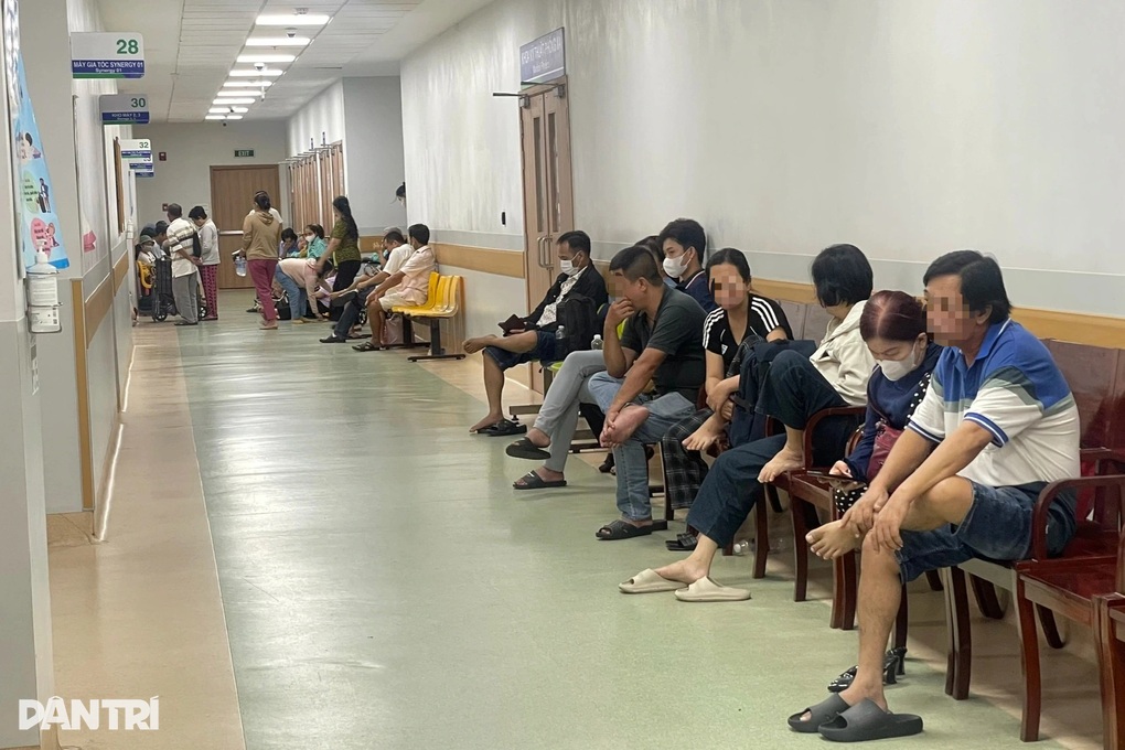 Máy xạ trị hoạt động hết công suất, bác sĩ tăng ca, bệnh nhân phải phải chờ - 1