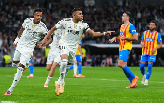 Mbappe mừng bàn mở tỷ số trước Valencia, trên sân Bernabeu, Madrid, Tây Ban Nha hôm 1/11. Ảnh: Reuters