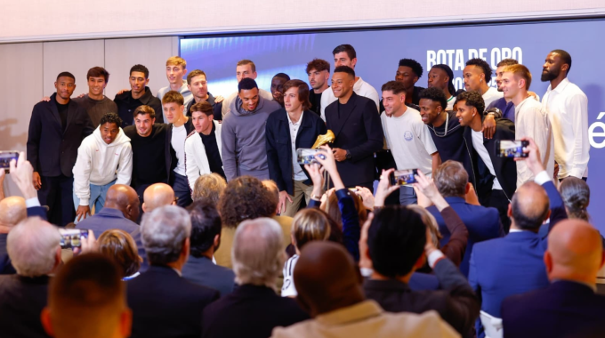 Kylian Mbappe chụp ảnh cùng tập thể Real Madrid sau khi nhận Giày Vàng châu Âu mùa 2024-2025. Ảnh: Marca