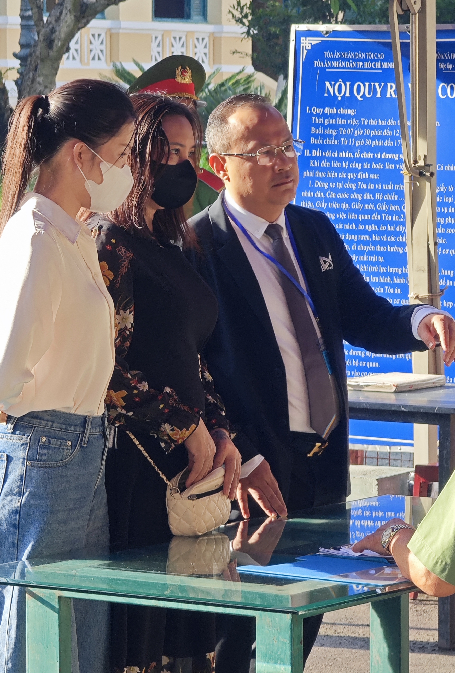 Mẹ Thuỳ Tiên ngồi lặng lẽ chờ phiên toà xét xử- Ảnh 1.