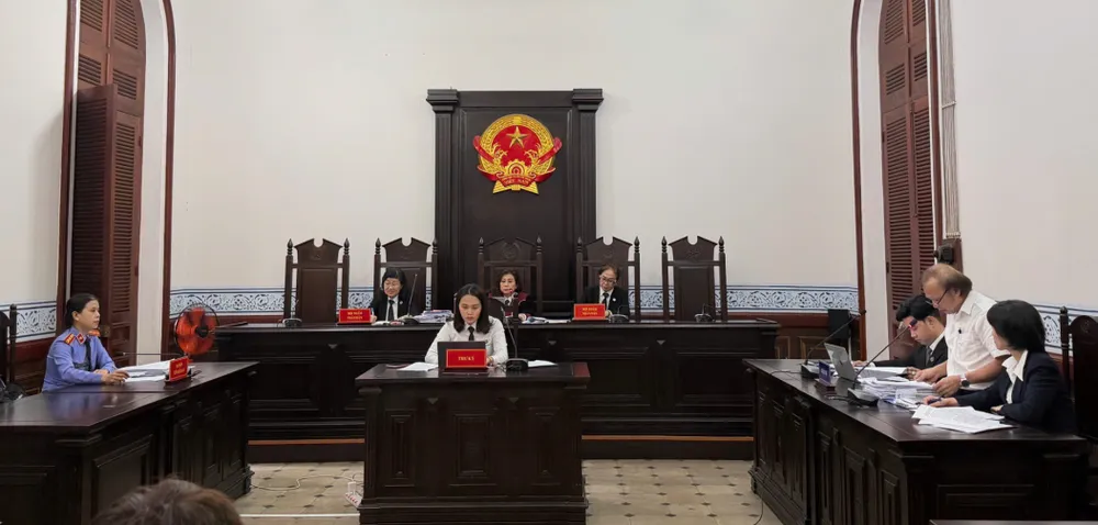 Phiên tòa sơ thẩm hồi tháng 10-2025. Ảnh: TRẦN MINH me-co-dien-vien-duc-tien-khang-cao-yeu-cau-duoc-nhan-can-nha-cua-con-trai-1.jpg