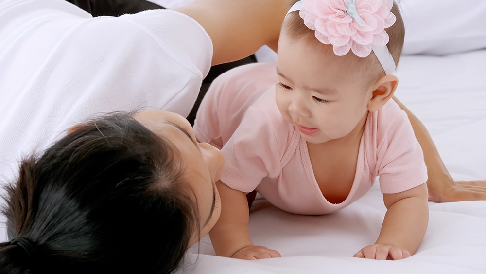 Trẻ nhỏ có hệ miễn dịch chưa hoàn thiện, dễ mắc bệnh truyền nhiễm. Ảnh minh họa: Vecteezy  