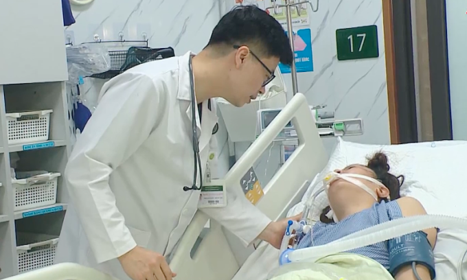 Một bệnh nhân nằm điều trị tại Trung tâm đột quỵ, Bệnh viện Bạch Mai ngày 3/11. Ảnh: Nguyễn Chinh