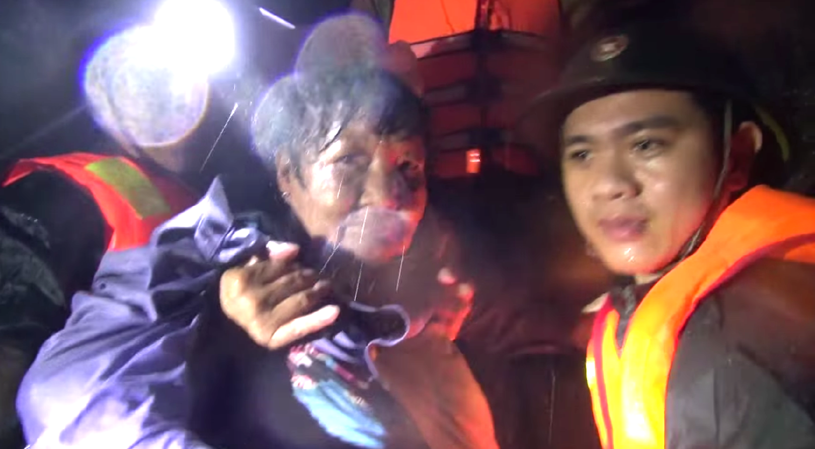 Miền Trung mưa như trút nước: Cứu dân trong đêm, hỗ trợ thực phẩm hành khách đường sắt kẹt ở Phú Yên - Ảnh 2.