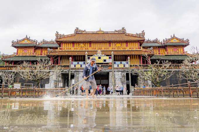 Đại nội Huế mở cửa đón khách sau khi lũ rút. Ảnh: Võ Thạnh