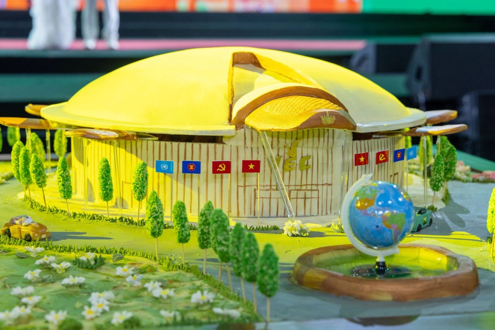 Mô hình Trung tâm Triển lãm Việt Nam làm từ 510kg xôi, đậu xác lập kỷ lục - 1