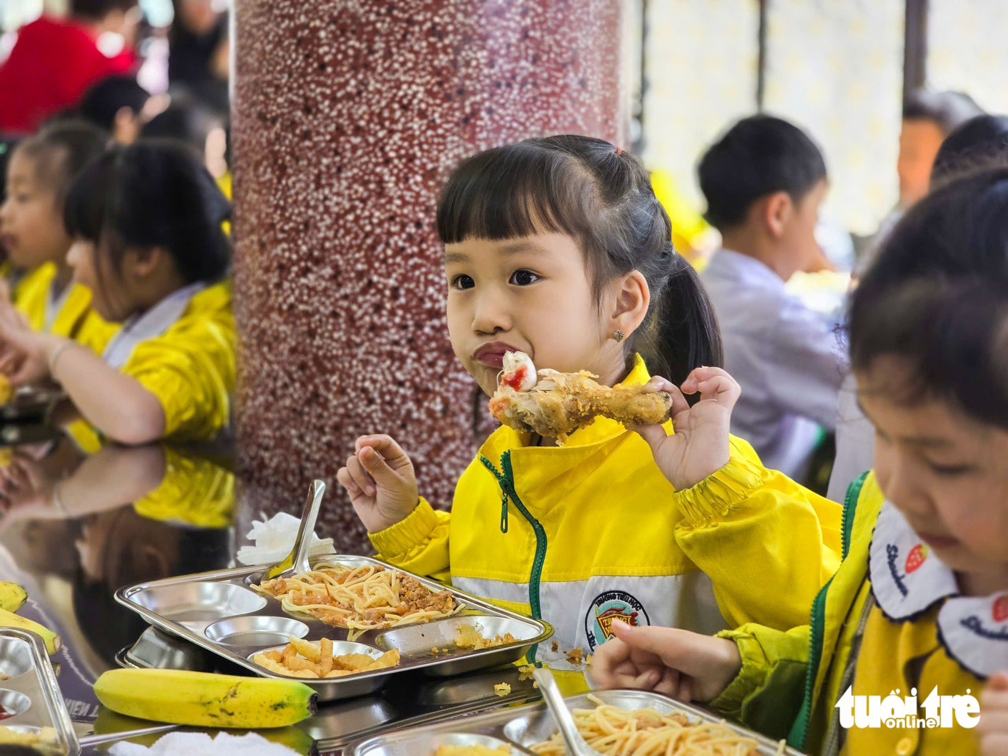 Mở lại sau lùm xùm thực phẩm bẩn, bếp bán trú trường tiểu học gây bất ngờ vì bữa ăn 'xịn' - Ảnh 1.
