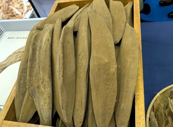 Món katsuobushi trước khi bào. Ảnh: Medium