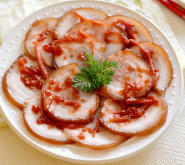 Món ngon ngày lạnh: Chế biến thịt ba chỉ cách này vừa lạ miệng vừa đưa cơm, ai ăn cũng mê 1 Thịt ba chỉ cuộn sốt gừng