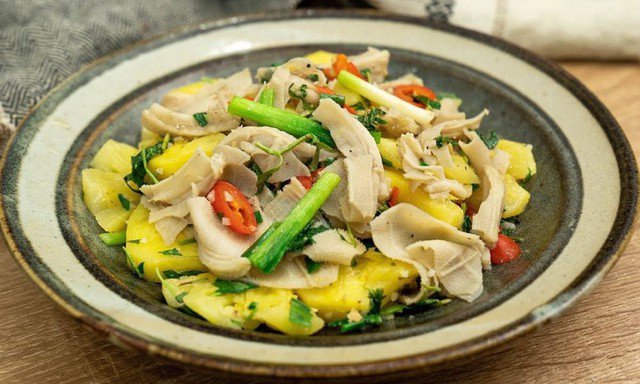 Sách bò là loại nguyên liệu được rất được nhiều anh em thích vì độ dai ngon, phù hợp để làm món nhậu ngày mưa lạnh này.