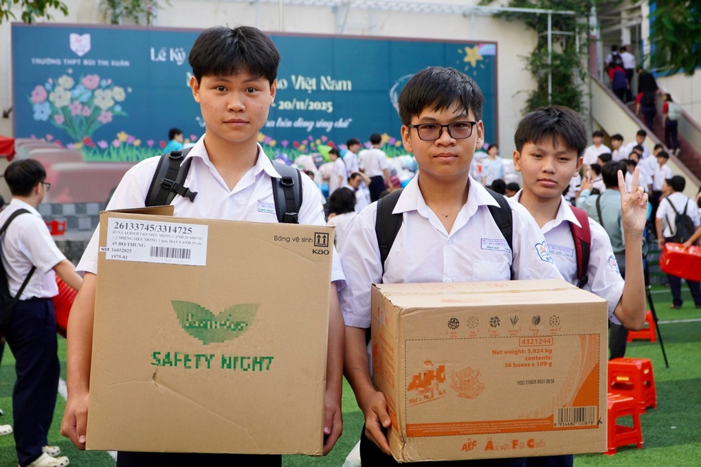 Một buổi học đặc biệt: Học sinh “tay xách nách mang” vì đồng bào vùng lũ - 1