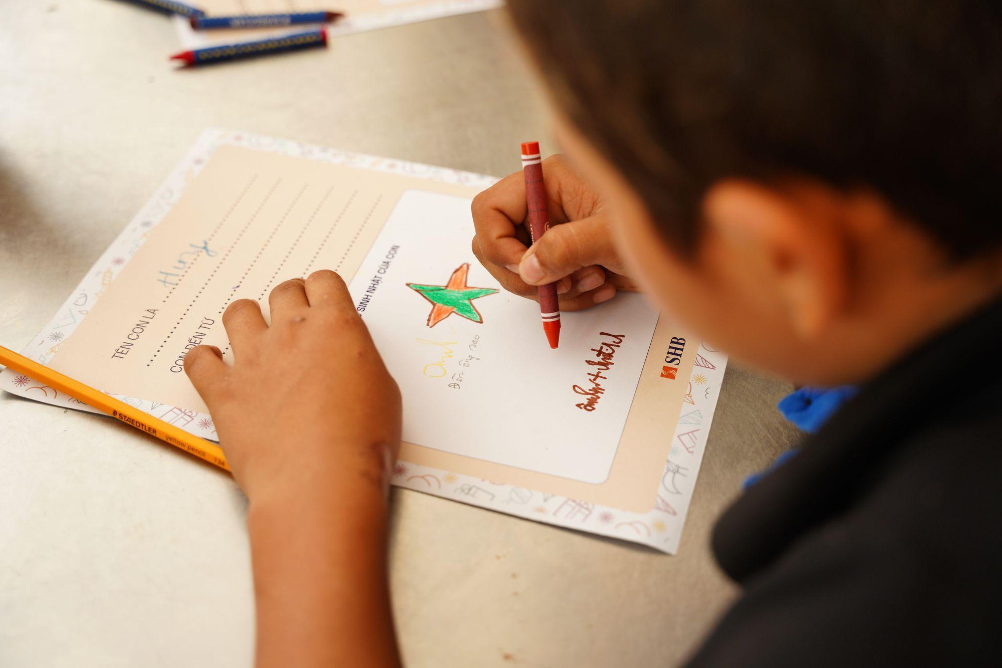 Một đôi giày mới, cây đàn nhỏ, hộp sáp màu… Gieo hạnh phúc từ những điều nhỏ bé- Ảnh 5.