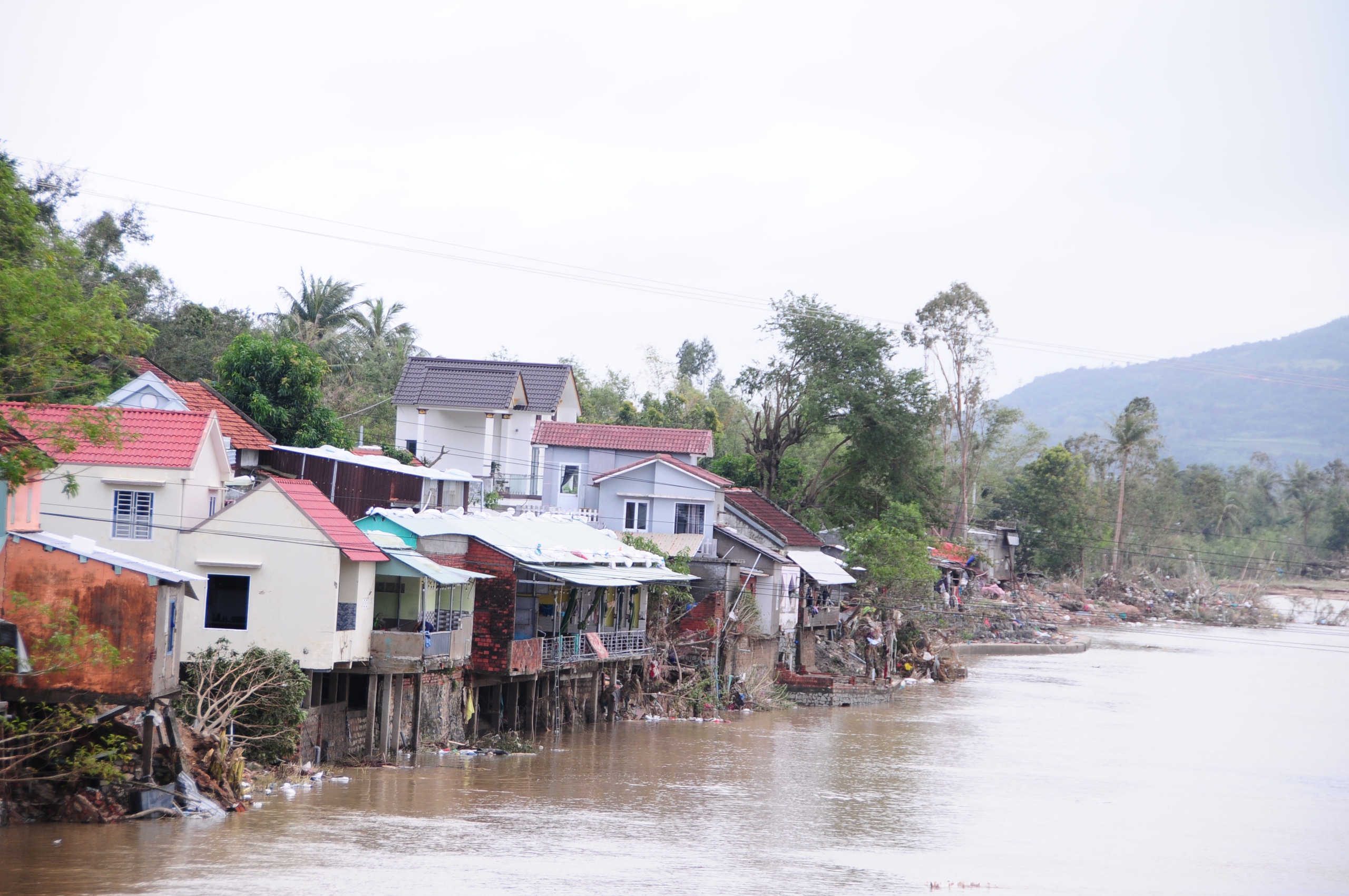 Một xã ở Đắk Lắk có 11 người chết, 10.000 nhà bị ngập, bộ đội đang giúp dân tái thiết làng mạc 2 Đắk Lắk - Ảnh 2.