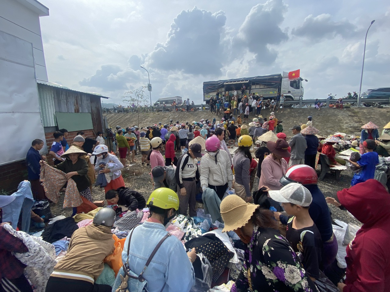 Một xã ở Đắk Lắk có 11 người chết, 10.000 nhà bị ngập, bộ đội đang giúp dân tái thiết làng mạc 1 Đắk Lắk - Ảnh 1.