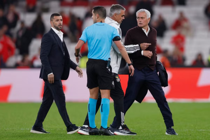 HLV Jose Mourinho vào sân phản ứng trọng tài sau trận Benfica hòa Casa Pia 2-2 ở vòng 11 giải Bồ Đào Nha ngày 9/11. Ảnh: AFP