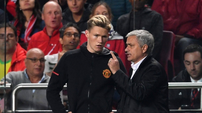 HLV Mourinho (phải) đưa McTominay lên đội một Man Utd vào năm 2017. Ảnh: PA