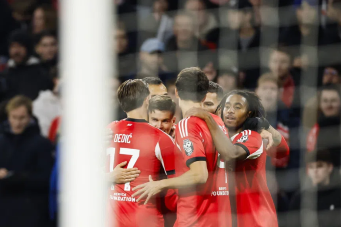 Các cầu thủ Benfica mừng bàn trong trận thắng Ajax 2-0 tại Amsterdam ArenA, Hà Lan ngày 25/11/2025. Ảnh: Abola