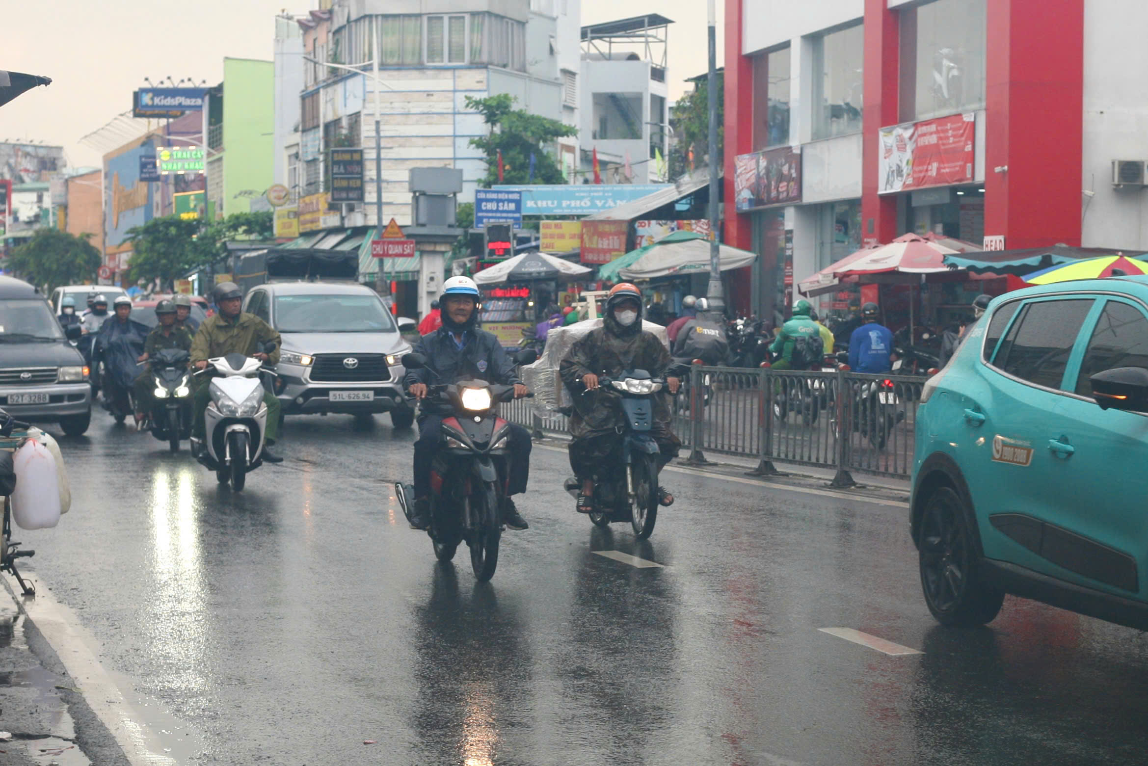 Chiều nay, TP HCM mưa dai dẳng - Ảnh 1.