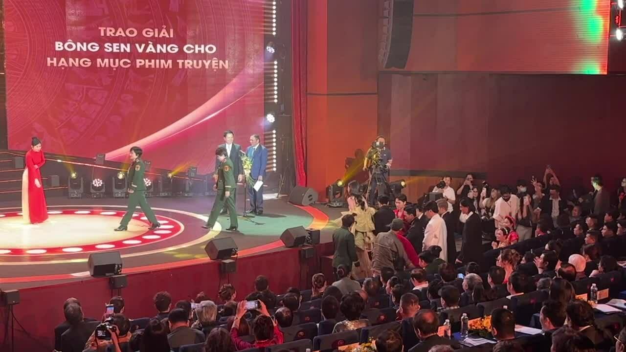Khoảnh khắc công bố "Mưa đỏ" đoạt Bông Sen Vàng 2025