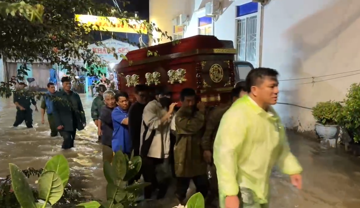 Mưa lớn kỷ lục ở Phan Thiết khiến dân phải khiêng quan tài chạy lũ trong đêm - Ảnh 1.