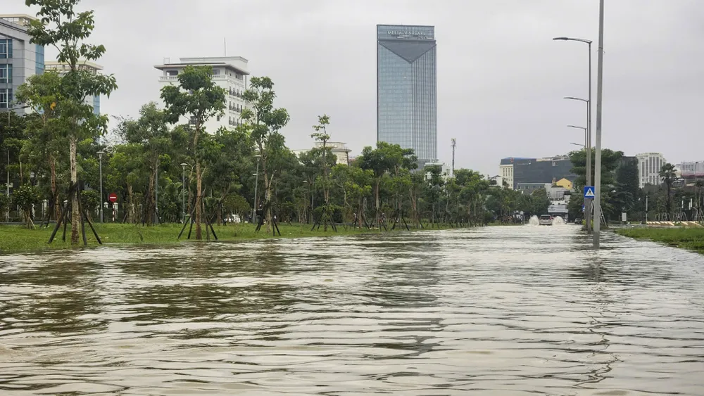mua-lon-don-dap-lu-song-dang-cao-nguoi-dan-hue-dao-nhac-dua-xe-tranh-lu-lan-4 (3).jpg