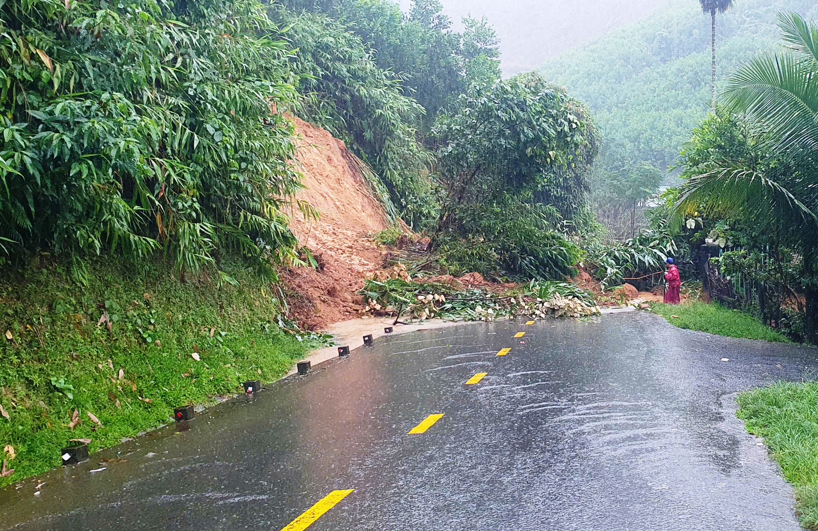 Đà Nẵng: Sạt lở gây cô lập nhiều nơi, sơ tán hàng trăm người dân - Ảnh 1.